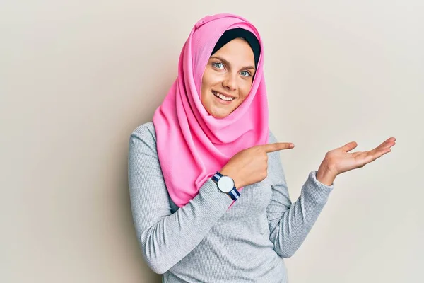 Giovane Donna Caucasica Indossa Tradizionale Sciarpa Hijab Islamico Stupito Sorridente — Foto Stock