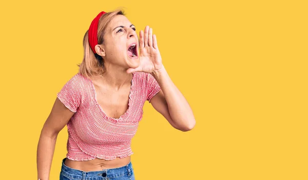 Jonge Blonde Vrouw Draagt Casual Kleding Diadeem Schreeuwen Schreeuwen Luid — Stockfoto