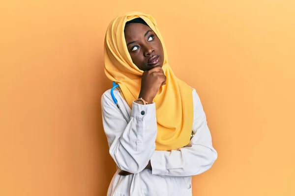 Belle Jeune Femme Africaine Portant Uniforme Médecin Hijab Avec Main — Photo
