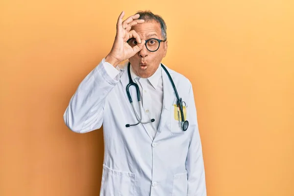 Doktor Önlüğü Steteskop Takan Orta Yaşlı Hintli Adam Şaşırmış Yüz — Stok fotoğraf