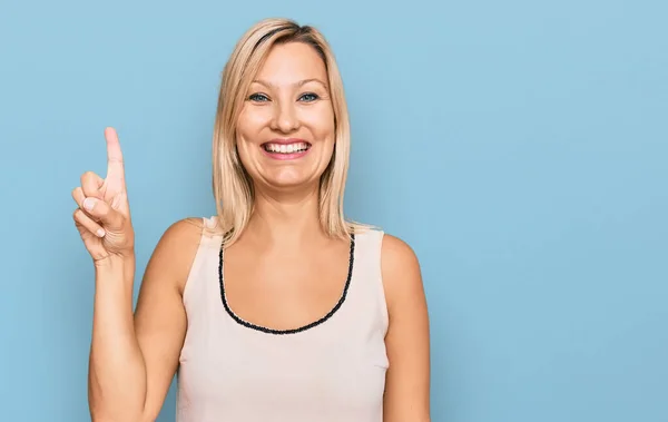 Medelålders Kaukasiska Kvinna Bär Casual Kläder Visar Och Pekar Upp — Stockfoto