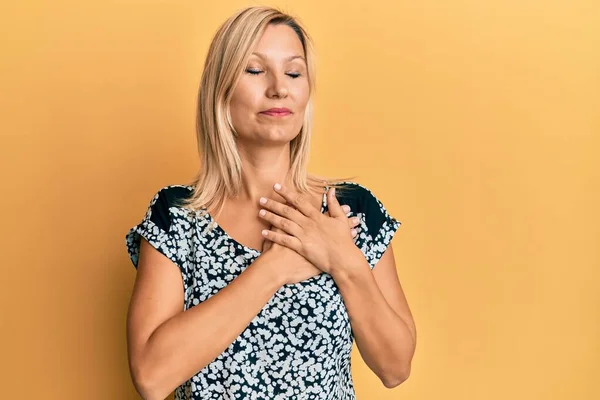 Femme Caucasienne Âge Moyen Portant Des Vêtements Décontractés Souriant Avec — Photo