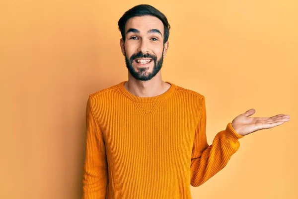 Jonge Spaanse Man Casual Kleding Glimlachend Vrolijk Presenteren Wijzen Met — Stockfoto