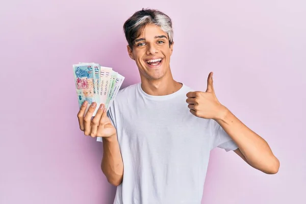Fiatal Spanyol Férfi Kezében Singapore Dollár Bankjegyek Mosolyogva Boldog Pozitív — Stock Fotó