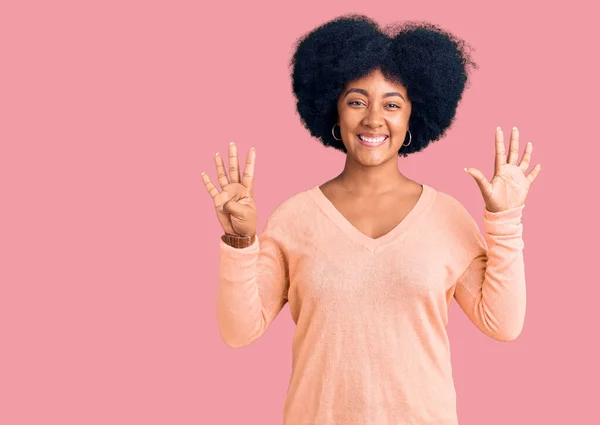 Jovem Afro Americana Vestindo Roupas Casuais Mostrando Apontando Para Cima — Fotografia de Stock