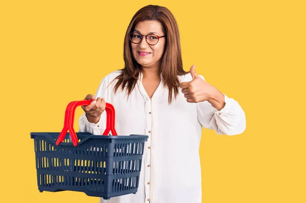 Latynoska Kobieta Średnim Wieku Trzyma Koszyk Zakupów Supermarkecie Uśmiechnięty Szczęśliwy — Zdjęcie stockowe