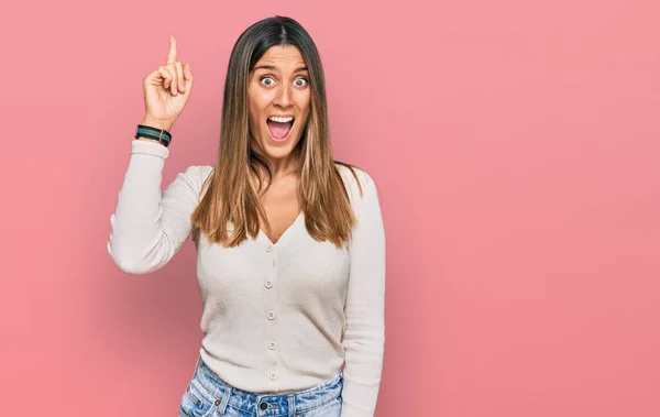 Jonge Vrouw Draagt Casual Kleding Wijzend Met Vinger Omhoog Met — Stockfoto