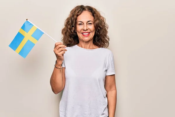 Μέση Ηλικία Όμορφη Τουριστική Γυναίκα Κρατώντας Σουηδική Σημαία Πάνω Από — Φωτογραφία Αρχείου