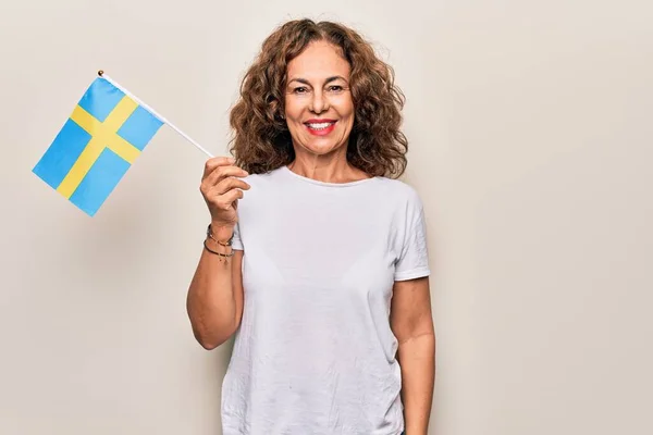 Middelbare Leeftijd Mooie Toeristische Vrouw Met Zweedse Vlag Geïsoleerde Witte — Stockfoto