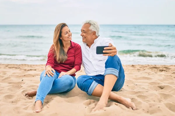 Pareja Hispana Mediana Edad Sonriendo Feliz Haciendo Selfie Junto Smartphone —  Fotos de Stock