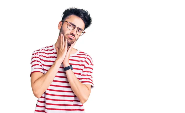 Junger Hispanischer Mann Lässiger Kleidung Müde Hände Die Gesicht Depression — Stockfoto