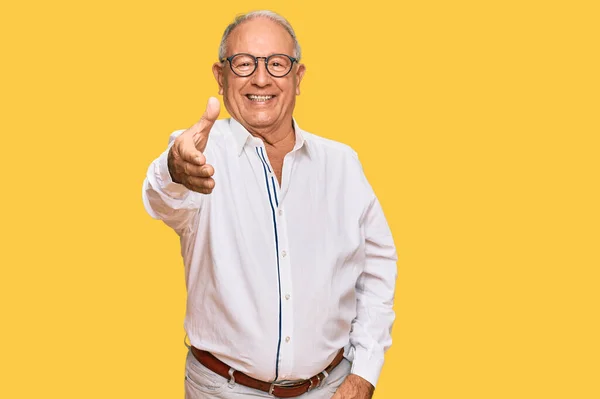 Homem Caucasiano Sênior Vestindo Camisa Negócios Óculos Sorrindo Amigável Oferecendo — Fotografia de Stock