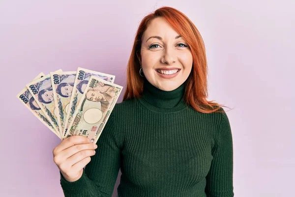 Mulher Ruiva Bonita Segurando Notas Iene Japonês Olhando Positivo Feliz — Fotografia de Stock