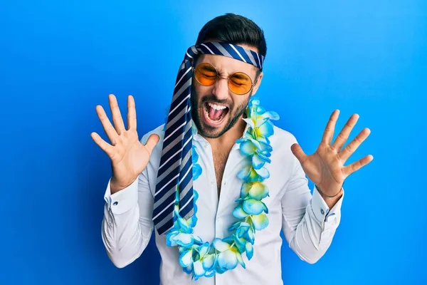 Joven Hombre Negocios Hispano Que Usa Estilo Divertido Con Corbata — Foto de Stock