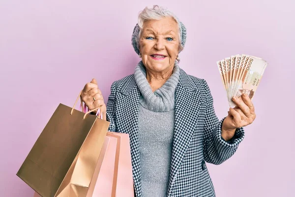 Senior Mujer Pelo Gris Sosteniendo Bolsas Compras Corea Del Sur — Foto de Stock