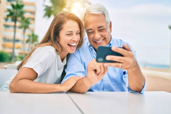 Középkorú Pár Szerelmes Teraszon Kávézó Segítségével Smartphone Boldog Vidám Együtt — Stock Fotó
