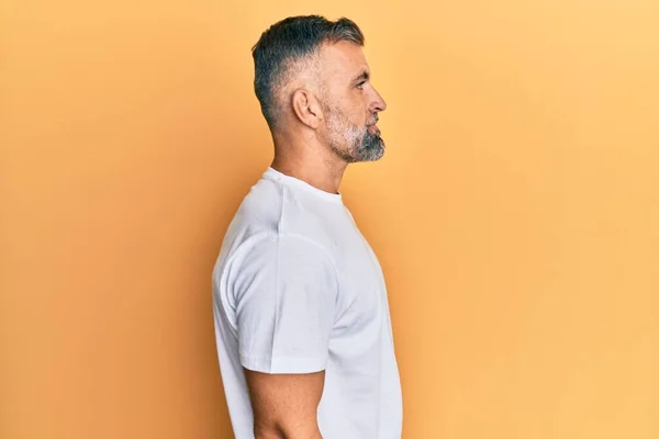 Hombre Guapo Mediana Edad Con Camiseta Blanca Casual Mirando Costado —  Fotos de Stock