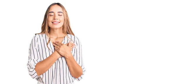 Jovem Mulher Loira Bonita Vestindo Roupas Casuais Sorrindo Com Mãos — Fotografia de Stock