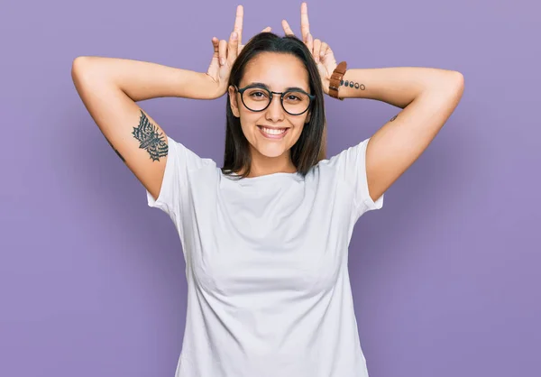 Jeune Femme Hispanique Portant Shirt Blanc Décontracté Posant Drôle Fou — Photo