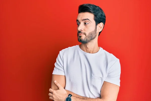 Joven Hombre Hispano Vistiendo Camiseta Blanca Casual Mirando Hacia Lado — Foto de Stock