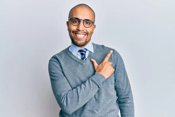 Hispanic Vuxen Man Bär Glasögon Och Business Stil Glad Med — Stockfoto