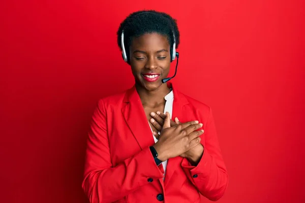 Chica Afroamericana Joven Con Auriculares Agente Call Center Sonriendo Con —  Fotos de Stock