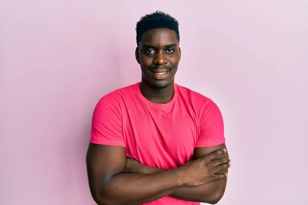 Schöner Schwarzer Mann Lässigem Rosafarbenem Shirt Mit Glücklichem Gesicht Und — Stockfoto