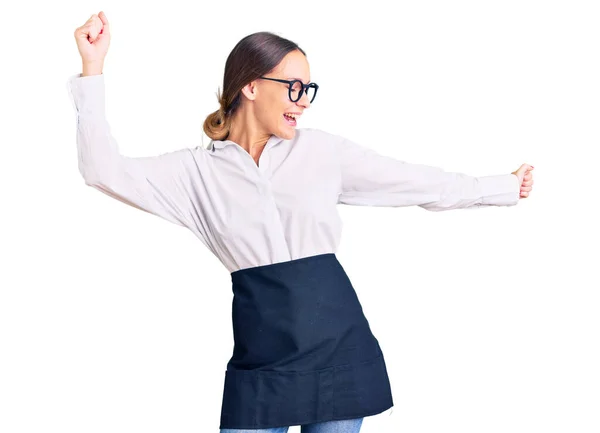 Schöne Brünette Junge Frau Trägt Professionelle Kellnerin Schürze Tanzen Glücklich — Stockfoto