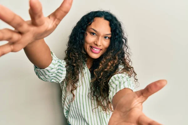 Ung Latinamerikansk Kvinna Klädd Avslappnade Kläder Tittar Kameran Leende Med — Stockfoto