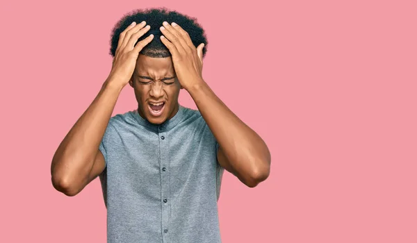 일상적 머리를 아프리카계 미국인 남자는 통증과 편두통때문에 극도로 절망적 스트레스를 — 스톡 사진