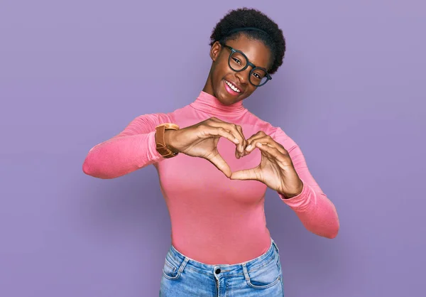 Junge Afrikanisch Amerikanische Mädchen Lässiger Kleidung Und Brille Die Verliebt — Stockfoto