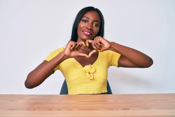 Jovem Afro Americana Vestindo Roupas Casuais Sentada Mesa Sorrindo Amor — Fotografia de Stock