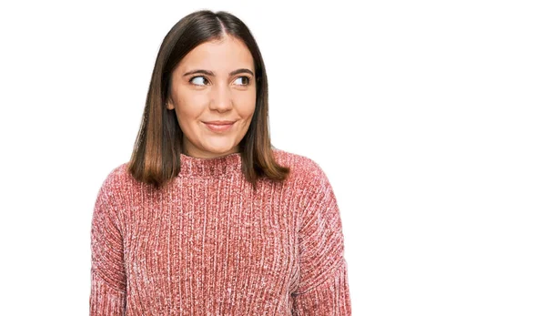 Jonge Mooie Vrouw Dragen Casual Kleding Glimlachen Kijken Naar Kant — Stockfoto