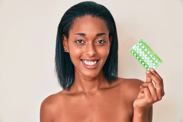 Jonge Afro Amerikaanse Vrouw Met Anticonceptiepillen Die Positief Gelukkig Uitziet — Stockfoto