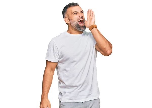 Hezký Muž Středního Věku Oblečený Obyčejné Bílé Košili Křičící Křičící — Stock fotografie