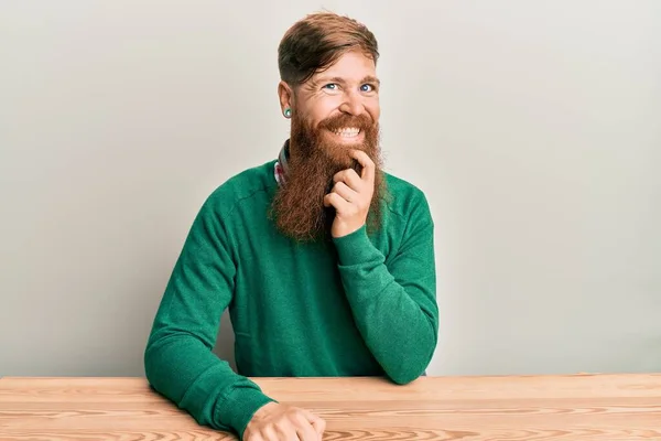 Joven Pelirrojo Irlandés Vestido Con Ropa Casual Sentado Mesa Mirando — Foto de Stock