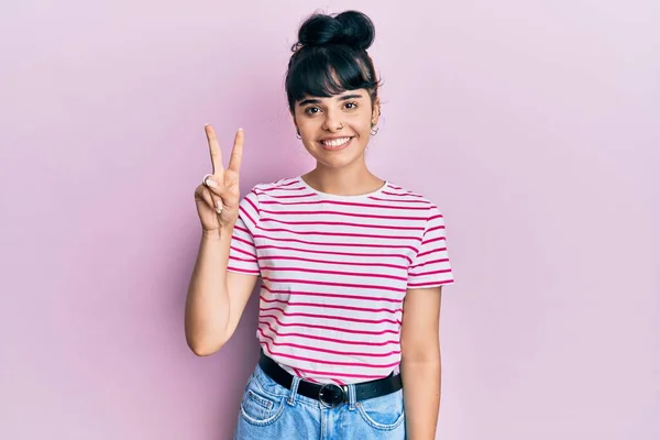 Junges Hispanisches Mädchen Lässiger Kleidung Zeigt Mit Fingern Nummer Zwei — Stockfoto