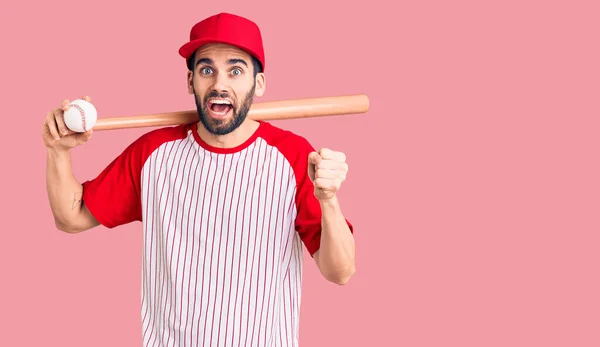 Jovem Homem Bonito Com Barba Jogando Beisebol Segurando Morcego Bola — Fotografia de Stock