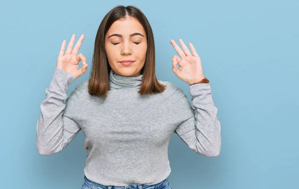 Mujer Hermosa Joven Con Suéter Casual Cuello Alto Relajado Sonriente — Foto de Stock