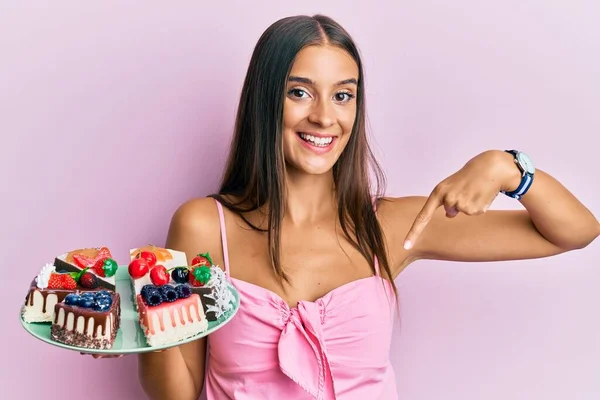 Genç Spanyol Kadın Elinde Peynirli Kek Tabağıyla Gülümseyen Mutlu Gururlu — Stok fotoğraf