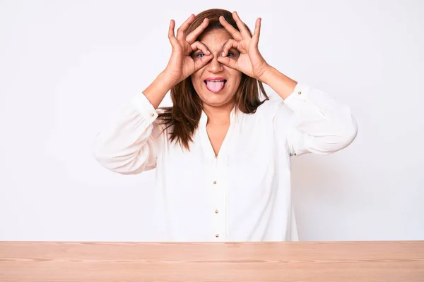 Mujer Negocios Hispana Morena Mediana Edad Que Usa Una Camisa — Foto de Stock