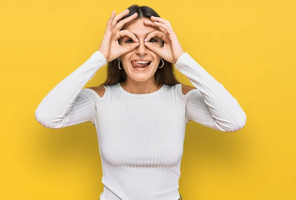 Jonge Latijns Amerikaanse Vrouw Casual Kleding Doet Gebaar Als Verrekijker — Stockfoto