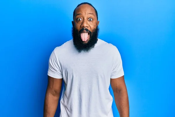 Joven Hombre Afroamericano Vistiendo Camiseta Blanca Casual Sacando Lengua Feliz — Foto de Stock