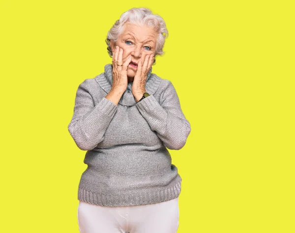 Kış Süveteri Giyen Yaşlı Gri Saçlı Kadın Yorgun Elleri Yüzünden — Stok fotoğraf