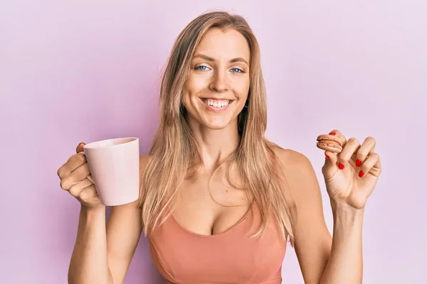 Hermosa Mujer Caucásica Bebiendo Café Comiendo Pastelería Francesa Macaron Sonriendo — Foto de Stock
