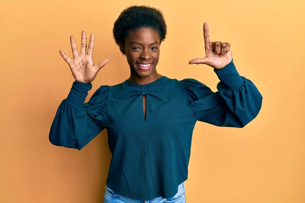 Молода Афроамериканка Повсякденному Одязі Показує Вказує Вгору Пальцем Номер Сім — стокове фото