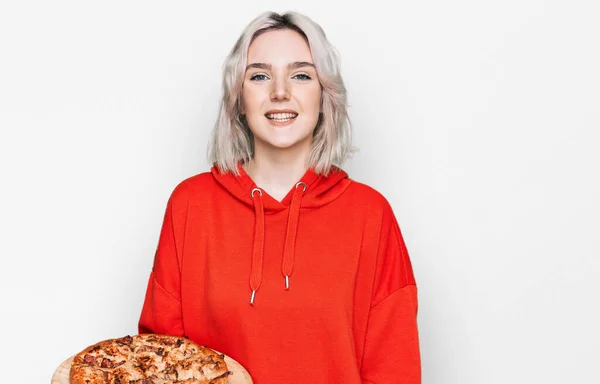 Menina Loira Jovem Segurando Pizza Italiana Olhando Positivo Feliz Sorrindo — Fotografia de Stock