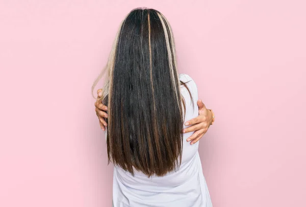 Mujer Hispana Joven Con Camiseta Blanca Casual Abrazándose Feliz Positivo —  Fotos de Stock