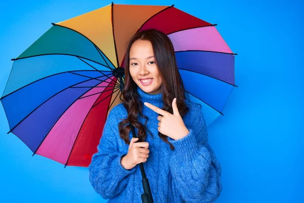 Giovane Bella Ragazza Cinese Tenendo Ombrello Colorato Sorridente Felice Indicando — Foto Stock