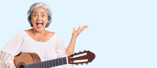 Mulher Sênior Com Cabelos Grisalhos Tocando Guitarra Clássica Celebrando Vitória — Fotografia de Stock